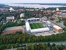 Die ursprüngliche kapazität lag bei 18.000 zuschauern, wurde jedoch mit der zeit auf 7.500, dann auf 5.000 und nunmehr auf 2.000 zuschauer reduziert. Holstein Stadion Wikipedia