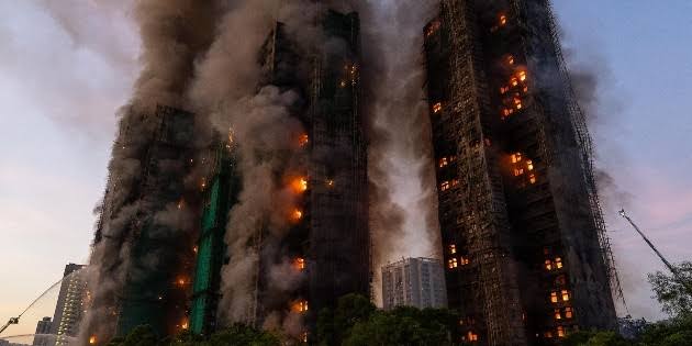 Hong Kong acepta la renuncia de su secretario de Vivienda tras investigación sobre un incendio