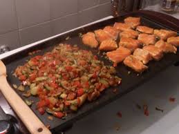 Saumon A La Plancha Et Ses Petits Legumes Recette Recette Plancha Facile Saumon Plancha Cuisine A La Plancha