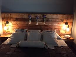 Cette tête de lit est de plus fonctionnelle avec son chevet intégré à fixer sur la tête de lit. Pallet Headboard With Lights Headboard With Lights Barnwood Headboard Diy Pallet Headboard