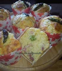 Facili e velocissimi da realizzare, vi occorrerà solo 1 cucchiaio per mescolare insieme gli ingredienti secchi (farina, lievito istantaneo, sale, formaggio) insieme a quelli liquidi (uova, latte e olio) e l'impasto base per muffin è pronto! Muffin Salati Con Asparagi E Speck Ricette Di Cucina Con Me Graziella Muffin