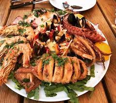 Personalul îți va recomanda un vin bun și te va servi cu o porție de creveți pe măsură, foarte generoasă din punct de vedere cantitativ! IÈ›i Plac Fructele De Mare Hai SÄƒ Iei Masa La TerasÄƒ Restograf Ro