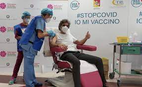 Ispezione nella botola e in un pozzo pieno d'acqua Covid Palermo La Piu Grande Vaccinazione Di Massa Della Storia