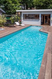 Langer Schmaler Pool Im Sonderformat Und Holzumrandung Pool Im Garten Pool Garten