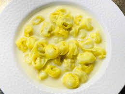 Servire i tortellini in una fondina, ricoperti del brodo bollente. I Tortellini Di Franceschetta 58 In Delivery Mi Fanno Sentire Massimo Bottura
