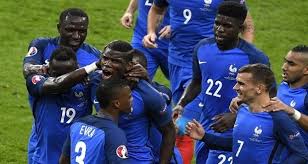 France football a également structuré l'approche des compétitions nationales avec des classements annuels pour chaque catégorie d'acteurs du football français (meilleur club, meilleur arbitre, meilleur entraineur, meilleur joueur de ligue 1 et de ligue 2, meilleur dirigeant, meilleur club de jeunes, meilleur recrutement…), en plus des. Decouvrez Le Premier Joueur Africain Noir Selectionne En Equipe De France Senegal7