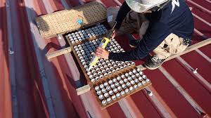 常陸大宮市、折板屋根のボルトキャップ取り付け状況。 - 日立市・ひたちなか市・那珂市の外壁塗装・塗り替え工事は冨山塗装へお任せください。