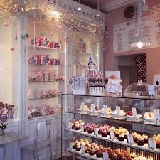 Les Meilleurs Gateaux Du Monde Sont Chez Peggy Porschen Bakery Cake Shop Design Bakery Design Bakery Interior