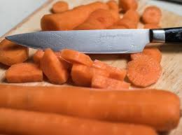 Sistemate le carote nei vasetti sterilizzati e aggiungetevi la maggiorana e abbondante olio extravergine di oliva. Carote Sott Olio La Conserva Buona Per Tutto L Anno