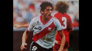O club atlético river plate, simplesmente conhecido como river plate, é um clube de futebol da argentina, fundado no dia 25 de maio de 1901. 26 01 1986 River Plate 5 Argentinos Jrs 4 Camp 85 86 F 26 El Partido Interminable Youtube
