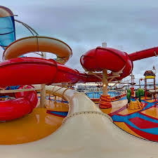 Und Ganz Oben Auf Der Msc Bellissima Der Arizona Wasserpark Mit Bei Schonen Wetter Viel Wasser Rutschen Und Einem Hochseilgar Park Slide Fun Slide Cruise