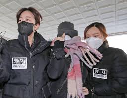그녀의 남편 될 사람은 전처를 몇이나 죽였다는 잔악한 노인. í™©í•˜ë‚˜ ë‚¨ìžì¹œêµ¬ ì•Œê³ ë³´ë‹ˆ ë‚¨íŽ¸ ê·¹ë‹¨ì  ì„ íƒì— ì±…ìž„ ì•ˆëŠê»´