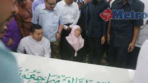 Shaharuddin's senior secretary, zafrullah aris, had said the assemblyman was resting following treatment and, according to doctor's advice. Ph Diuji Tiga Kali Berturut Turut Dr Wan Azizah