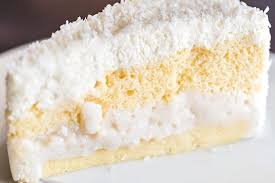 Le Gateau Mont Blanc Antillais Est Une Genoise Fourree A La Creme Au Coco Et Recouverte De Noix De Coco Gateau Mont Blanc Gateau Moelleux Mont Blanc Antillais