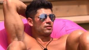 Check out how men are removing their body hair, including under arm hair, with details and information here. Love Island Viewers Spot All The Boys Shave Their Armpits As They Take Manscaping To A New Level
