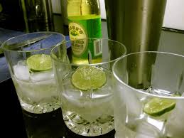 The Simplest Best Cocktail Ever The Gimlet Gin Rose S Sweetened Lime Juice Slice Of Lime