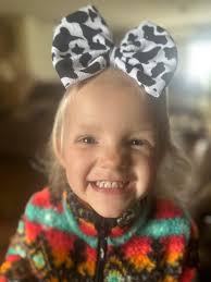 Showing off her bow she got from bri at the walleye fest this past  weekend🎀 Code: kingslee03 saves at checkout🛍️