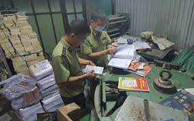 Ngày 17/8, ông trần hùng, kiểm soát viên chính, tổ trưởng 1444 tổng cục quản lý thị trường (bộ công thương) bị cơ quan cảnh sát điều tra bộ công an (c03) khởi tố về tội lợi dụng chức vụ quyền hạn trong khi thi hành công vụ, theo điều 356 bộ luật hình sự. Khá»Ÿi Tá»' Ong Tráº§n Hung Tá»• TrÆ°á»Ÿng Tá»• 1444 Tá»•ng Cá»¥c Quáº£n Ly Thá»‹ TrÆ°á»ng Bao Nhan Dan