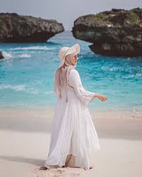 4 outfit putih ala nabilah dozan, selebgram & putri willy dozan! Inspiring Hijab Outfit To The Most Instagramable Beach Nusa Daily