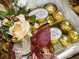 Ferrero rocher illumina i momenti di festa e ci fa sentire ancora più vicini alle persone a cui vogliamo bene e a cui teniamo. Cara Gubahan Hantaran Coklat Ferrero Roche Frasmi
