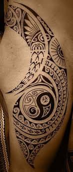 Tatouage Sur Le Haut Jambe Et Le Cote D Un Homme Avec Ying Yang Et Bandes D Oiseaux Vagues Rosettes Et Plus Tribal Tattoos Maori Tattoo Samoan Tattoo