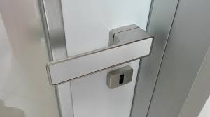 Pintu adalah salah satu komponen yang paling penting dalam sebuah rumah. Begini Cara Memasang Handle Pintu Rumah Yang Baik Supaya Terpasang Kuat Arafuru