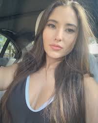 Nicollette Walker's Instagram, Twitter & Facebook