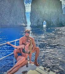 Catania is one of italy's ten largest cities and is the primary commercial center in sicily. Non Solo Costiera Amalfitana Diletta Leotta E Can Yaman Nello Scatto Romantico Ai Faraglioni Di Capri Positanonews
