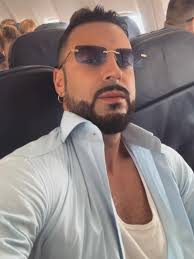 Stanchezza non è una parola che fa parte del mio dizionario. •  #istantmoment #presentertv #daviddimichelangelo #work #sempreinviaggio  #reels #italianman #beardedstyle #lifestylephotography #selfietime  #selfiemen #selfie #barberselfie #barberstyle ...