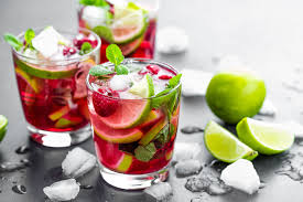 Verteile die geschinittenen erdbeeren, ananas und minze auf mehrere gläser. 15 Leckere Alkoholische Und Alkoholfreie Cocktails Fur Den Sommer 2019