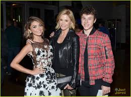We did not find results for: Sarah Hyland Dominic Sherwood Hit The See You In Valhalla Red Carpet Together Sarah Hyland Dominic Sherwood S Modern Family Sarah Hyland Beautiful People