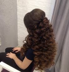 Curly side swept hair style with pink and metallic makeup for quinceanera. 20 Chic Wedding Hairstyles For Prom 2019 Makeup Quince Hairstyles Hair Styles World Hair