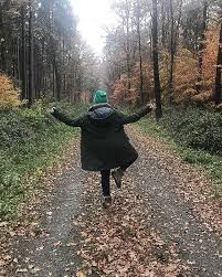W A L D B A D En Yoga Pose Im Regen Spazieren Nach Einem Pre Christmasbrunch Und Uber Das Leben Philosophieren Perfekter Freundinnentag Hap Instagram Yoga