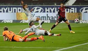 Die dfl deutsche fußball liga hat eintracht frankfurt die lizenz zur teilnahme am spielbetrieb der bundesliga für die saison 2021/22 erteilt. Eintracht Frankfurt Bayer 04 Leverkusen 2 1 Bitteres Eigentor Bayern Jager Leverkusen Patzt Gegen Sge