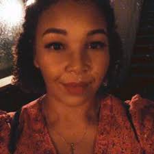 Vanessa Dennis Graphic designer/creative artworker