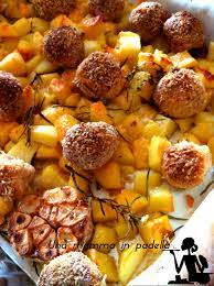 Immergete le patate con la buccia in acqua fredda salata e fate cuocere per 40 minuti circa: Polpette Di Pollo Al Forno Con Patate Una Mamma In Padella
