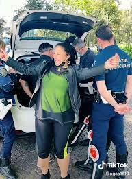 Rita de crescenzo è diventata popolare su tik tok, dove si è distinta per i suoi balletti folkloristici in giro per napoli, città dove è nata e . Balletto Dopo La Multa Chi E Rita De Crescenzo