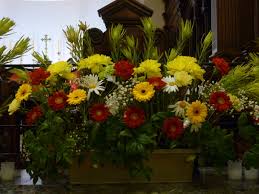 Church altars wedding flowers arrangement oosile. File Floral Arrangement In Church Jpg Wikimedia Commons