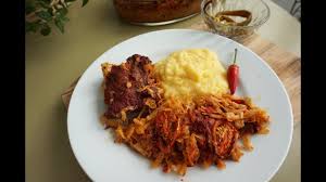 Dai focul mai mic, condimentezi cu piper după gust, acoperi vasul cu un capac şi laşi să fiarbă înăbuşit în zeama imi place reteta de varza murata cu carne de porc! Varza Calita Cu Costita Afumata Alina In The Kitchen Youtube