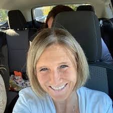 Julia Parson's Instagram, Twitter & Facebook