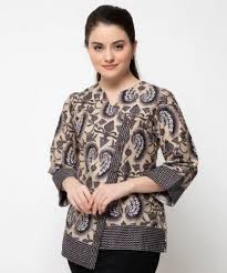 Mirip dengan blazer sebuah gaya perpaduan yang casual. Cantik Menawan Dalam Nuansa Etnik Dengan 9 Rekomendasi Baju Batik Modern Wanita 2020