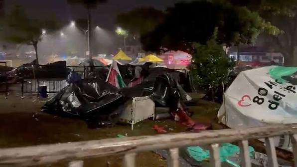 #EnVideo | Un fuerte aguacero cayó sobre el albergue del Parque Olaya Herrera, el más grande en la ciudad de Pereira, en donde decenas de personas afectadas por el terremoto tienen que pasar la noche ...