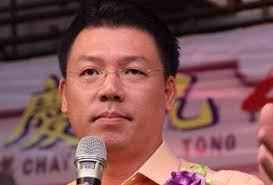 His wife, tengku marsilla tengku abdullah, is a princess from the state of pahang. Nga Kor Ming Regrets Over Najib And Wife S Photo Poster On His Facebook Astro Awani