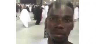 اللاعب المسلم، في المنتخب الفرنسي، بول بوغبا، يزيح زجاجة مشروب كحولي، وُضعت أمامه على الطاولة خلال مؤتمر صحفي اليوم. Ø£ØºÙ„Ù‰ Ù„Ø§Ø¹Ø¨ ÙƒØ±Ø© Ù‚Ø¯Ù… ÙÙŠ Ø§Ù„Ø¹Ø§Ù„Ù… ÙŠØ¤Ø¯ÙŠ Ù…Ù†Ø§Ø³Ùƒ Ø§Ù„Ø¹Ù…Ø±Ø©