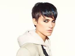 Indoviniamo, sei una donna annoiata del tuo stile attuale e cerchi le tendenze dei capelli del 2022 e in particolare un taglio di capelli fresco e di . Tagli Capelli Corti Autunno Inverno 2021 2022 Tutte Le Tendenze