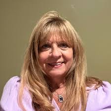 Beth Seavey's Instagram, Twitter & Facebook