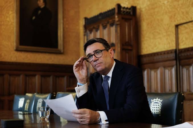 Foreign national households received record £11.9bn in Universal Credit as  welfare bill soars