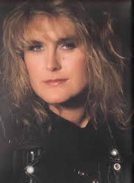 Geneviève Alison Jane Moyet ( Billericay , Essex , June 18, 1961), known as  Alison Moyet , is a British pop, blues and rock singer who rose to fame as  the voice