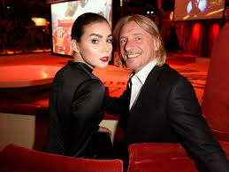 Das model und der millionenschwere unternehmer sind seit zweieinhalb jahren ein paar. Ia Neac9lnsu9m