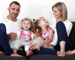 Image of Alexander Volkanovski with his daughters
